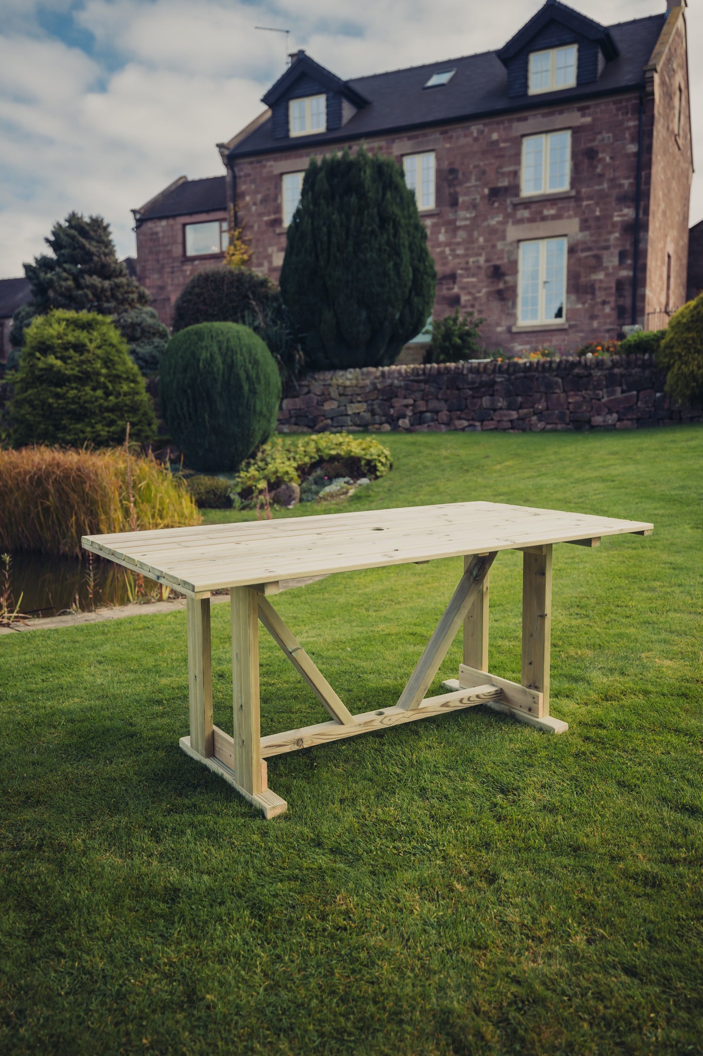 Clover Garden Table by Churnet Valley - CL0T01